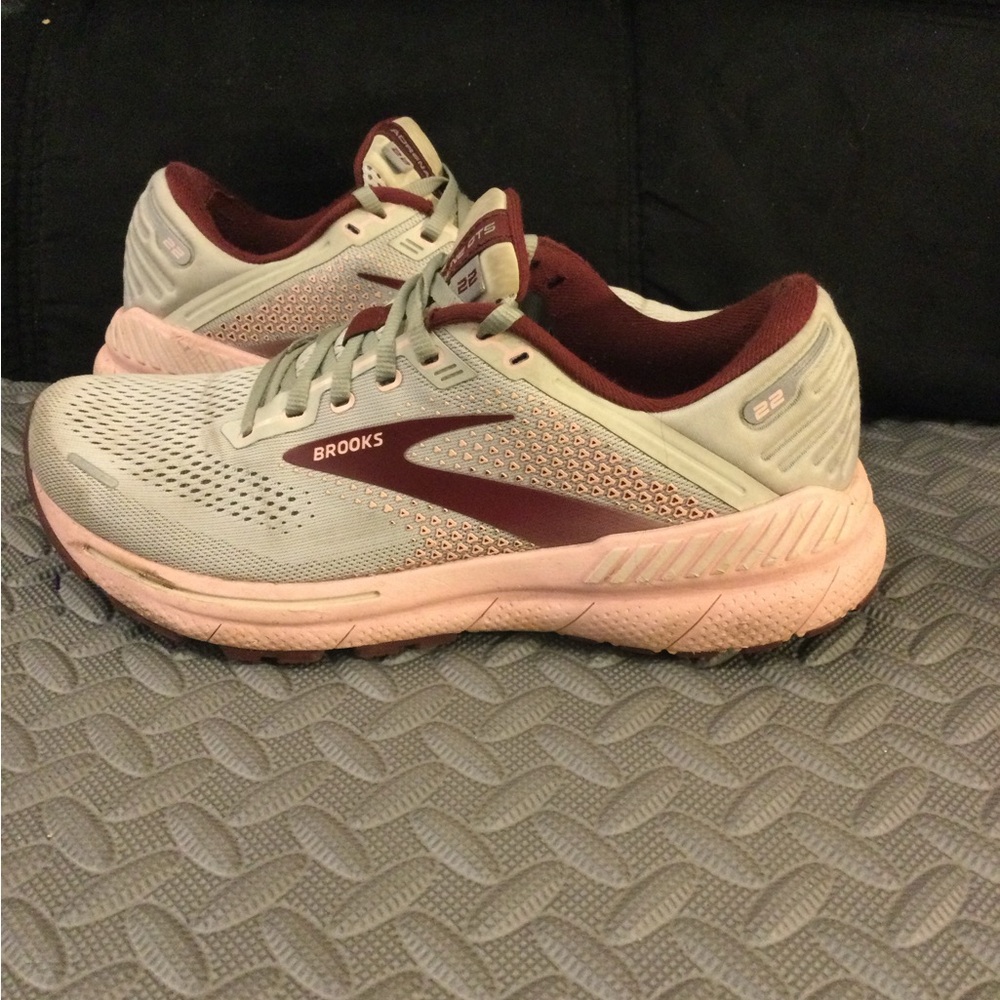 Brooks Adrenaline GTS 22 Women’s Running Shoes size 10